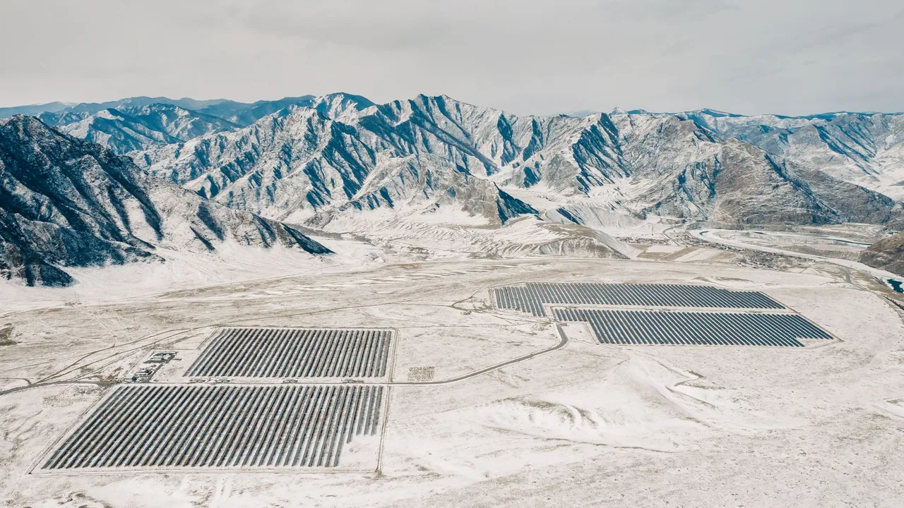 Hakkari'de 12 MW gücündeki güneş enerjisi santrali projesinde çalışmalar sürüyor