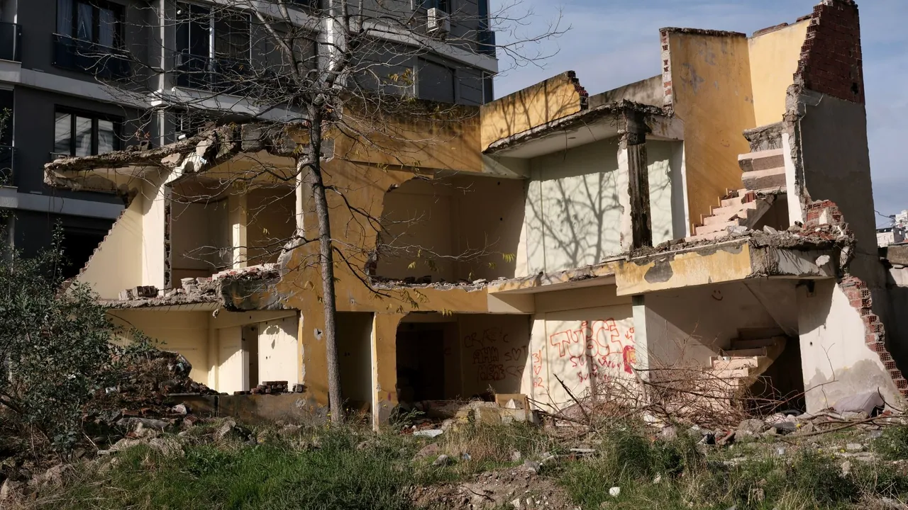Zeytinburnu'nda Kentsel Dönüşüm Kapsamındaki Bina Yıkım Sırasında Çöktü