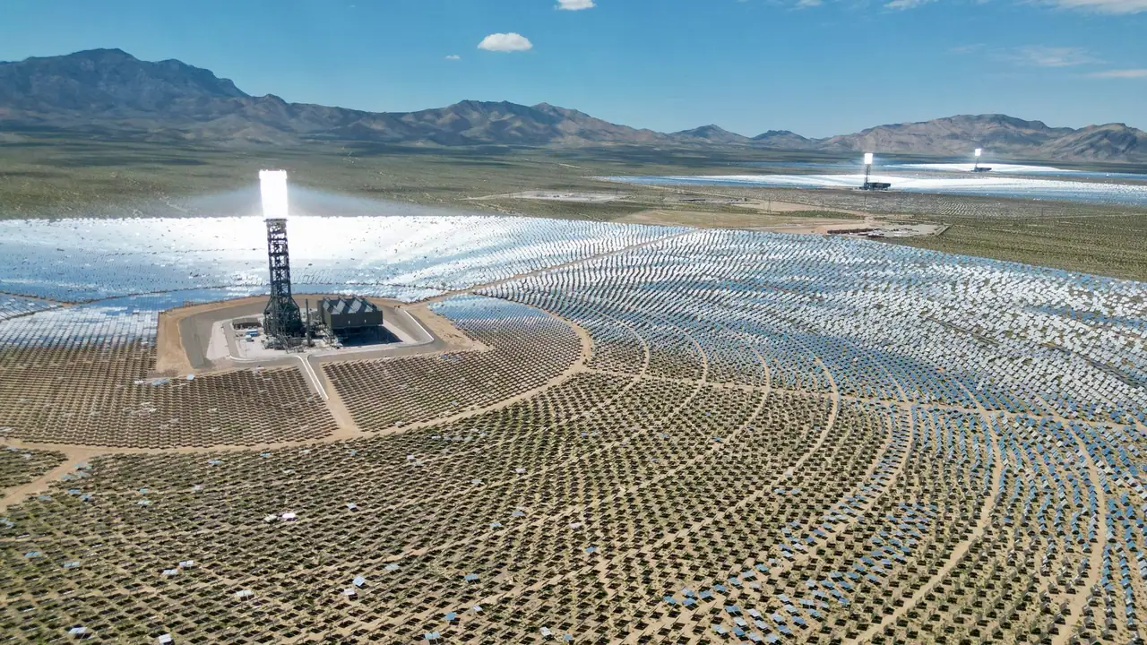 Çin’in İlk Üç Kuleli Güneş Santrali 1 Milyon Kilovat Kapasiteyle Açıldı