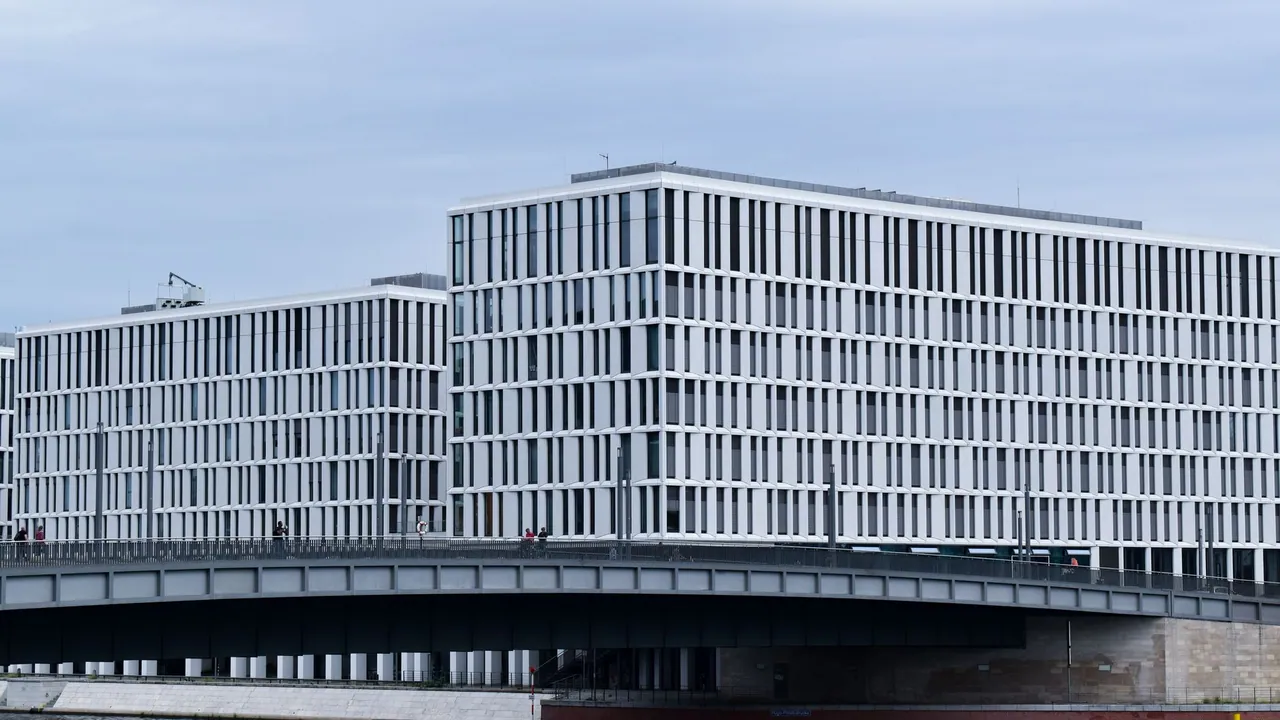 Ningbo TV ve Yayın Binası, Üç Hacimli Yapısıyla Yong Nehri Kıyısında Yükseliyor