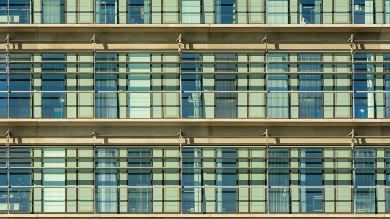 Kentsel Yoğunlukta İklimsel Performans ve Kurumsal Kimlik Arayışı: Screened Space
